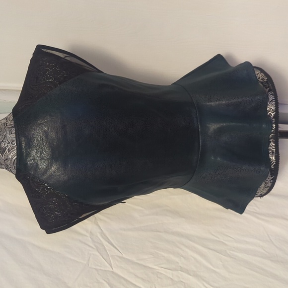 ✨50% OFF✨ Guess green snake peplum top - Picture 3 of 8